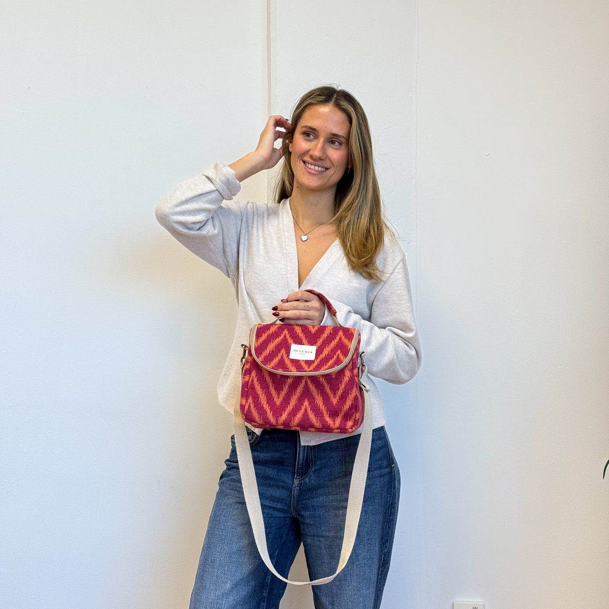 Model with the DE LA MUR Zigzag Jacquard Lunch Bag – Pink & Orange (Fuego)