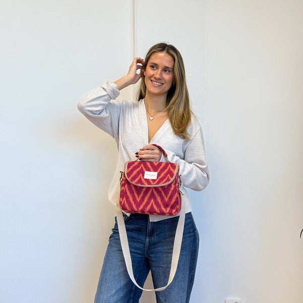 Model with the DE LA MUR Zigzag Jacquard Lunch Bag – Pink & Orange (Fuego)