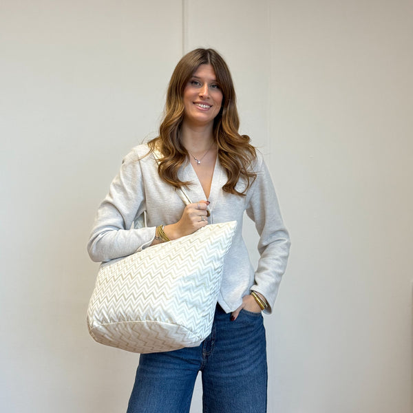 Model with the DE LA MUR Zigzag Large Zippered Tote Bag – Gold & Off-White (Astro)