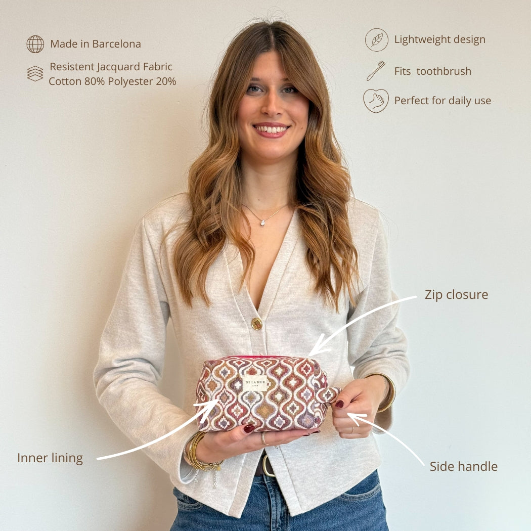 Model holding the DE LA MUR Onda makeup bag with feature callouts and details