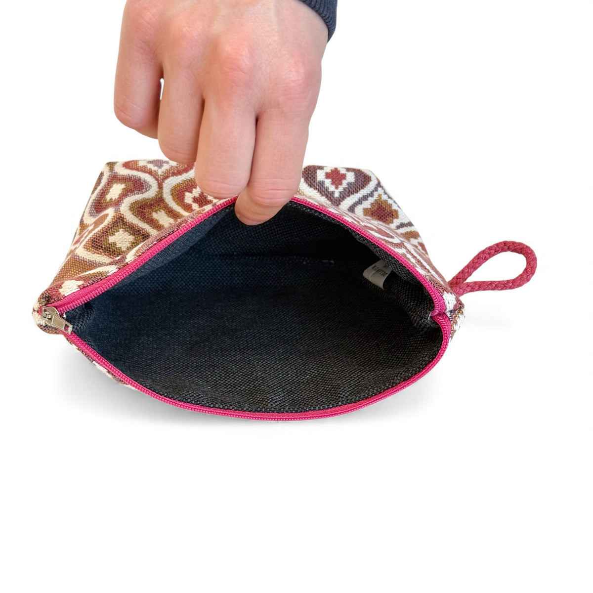 Open DE LA MUR Onda makeup bag showing the dark lined interior