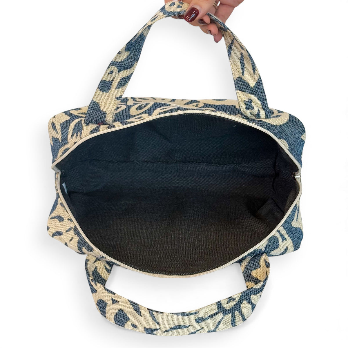 Open DE LA MUR Akay extra large bag showing the dark lined interior