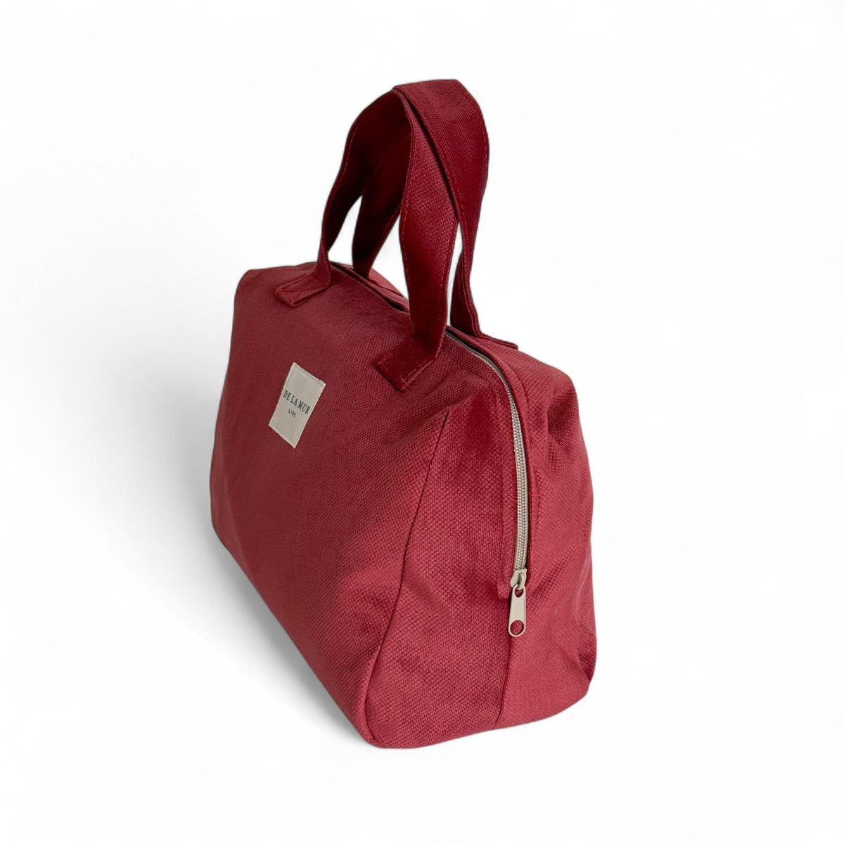DE LA MUR Bore burgundy XL makeup bag, side view showing the zip closure