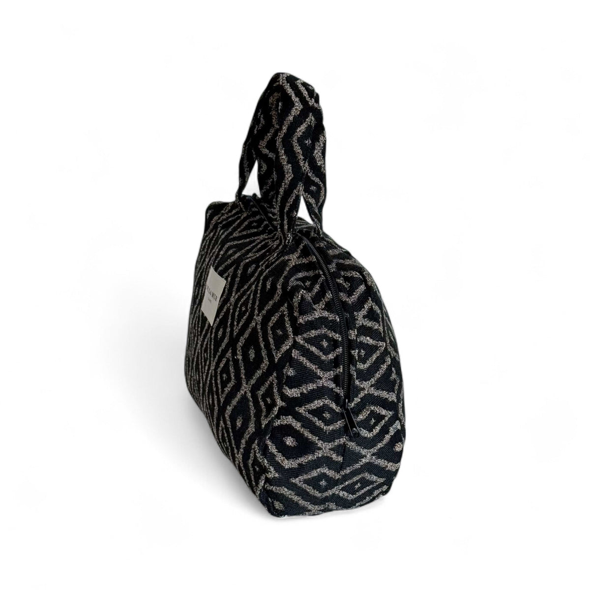 DE LA MUR Onix XL makeup bag, three-quarter view showing the zip and diamond pattern