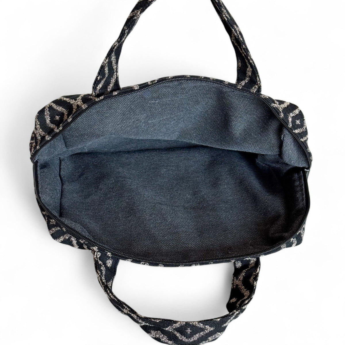 Open DE LA MUR Onix XL makeup bag showing the dark lined interior