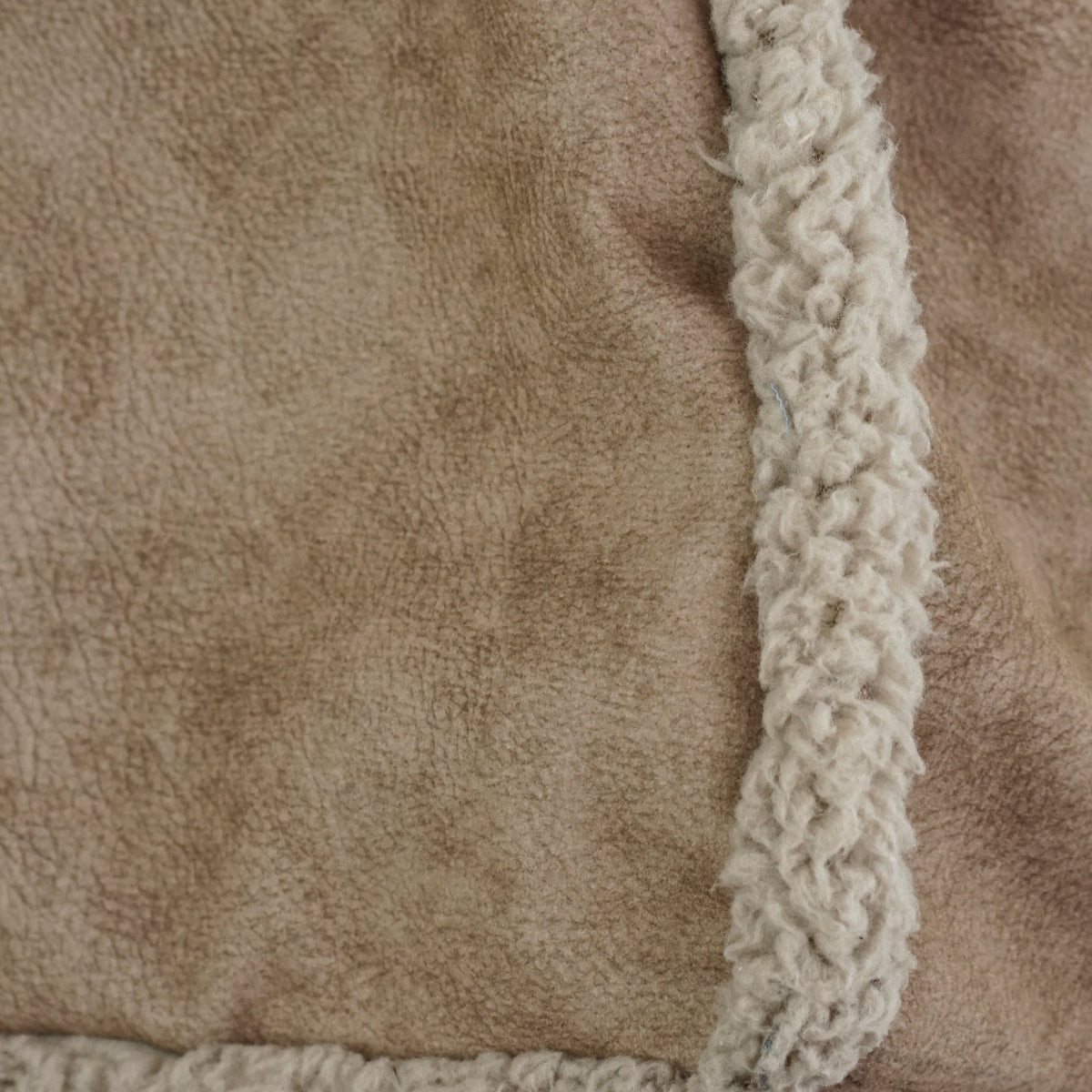 Close-up of the faux suede and shearling trim texture of the DE LA MUR Noce bag