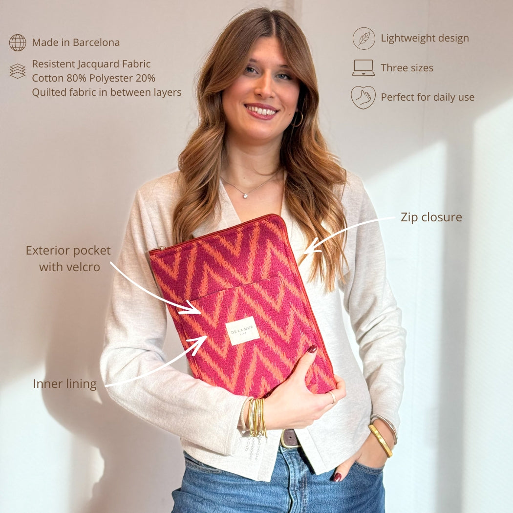 Model holding DE LA MUR zigzag laptop bag, features infographic with labels