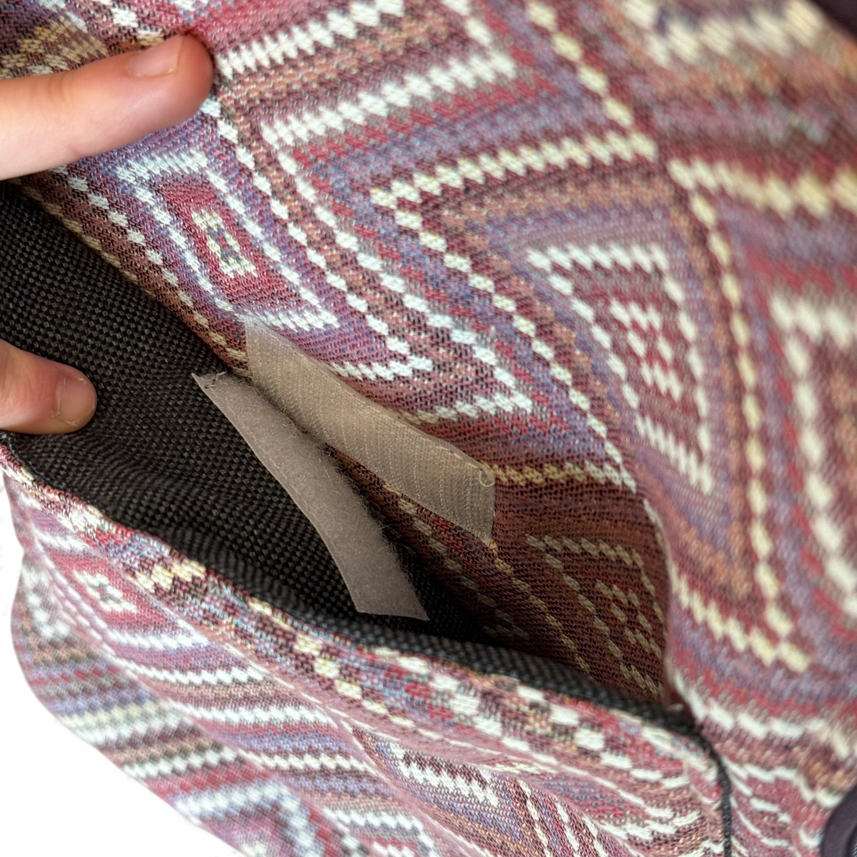 Close-up of the exterior pocket with velcro closure on the DE LA MUR Nana laptop bag