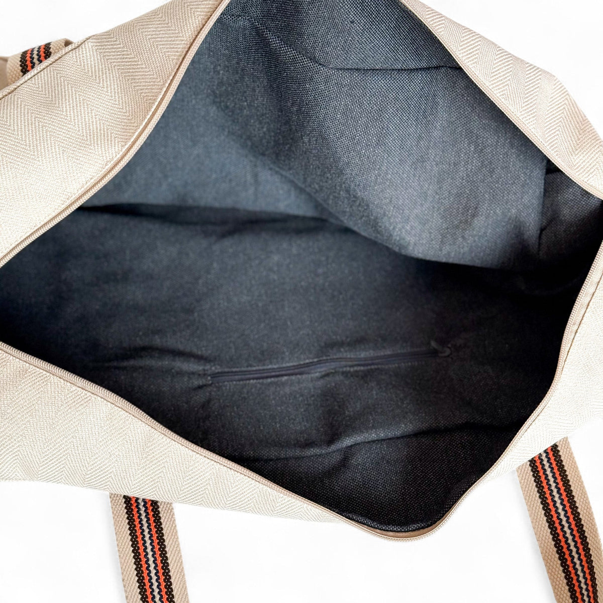 Open DE LA MUR Ivet sports bag showing the dark lined interior and zip pocket