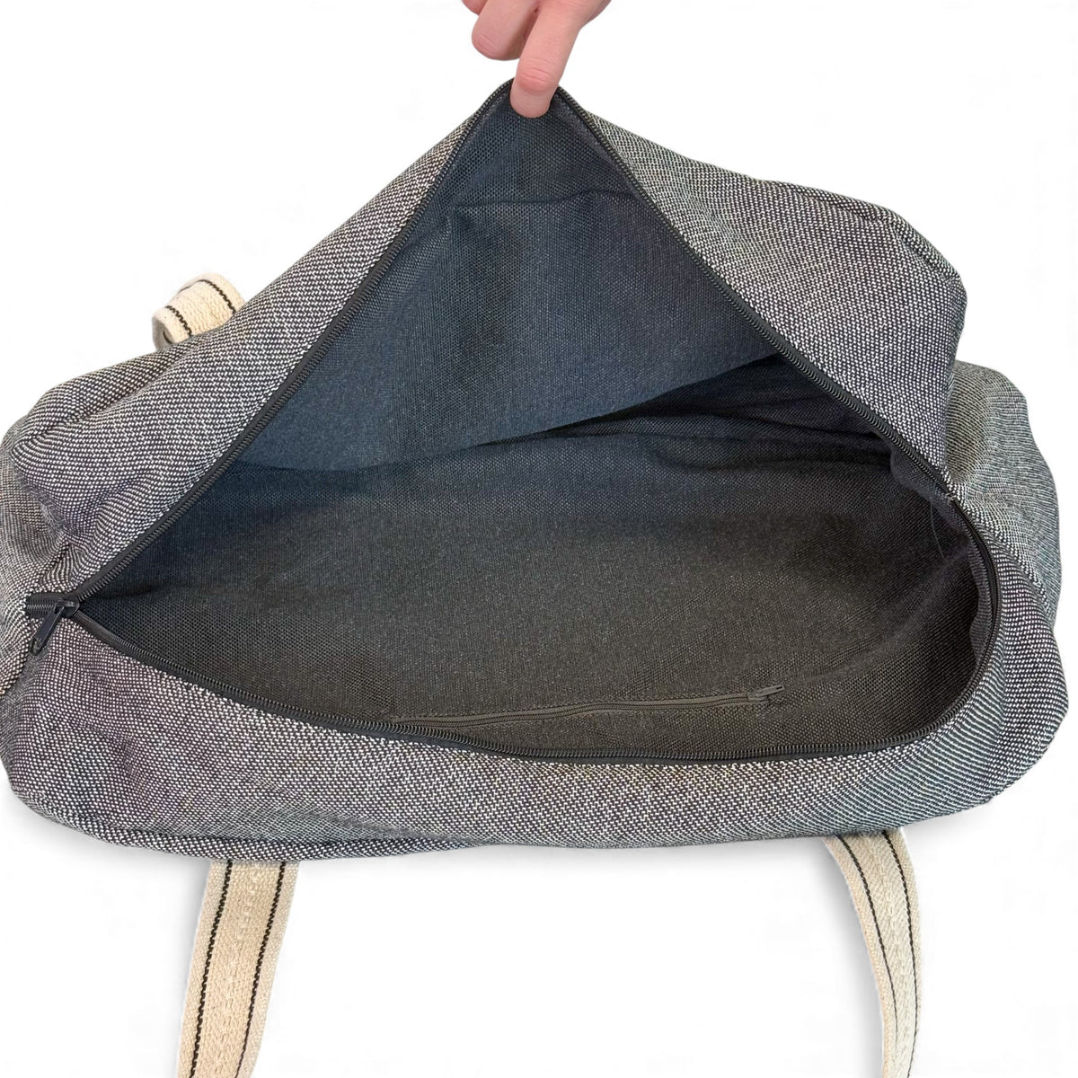 Open DE LA MUR Sinay sports bag showing the fully lined interior and inner pocket
