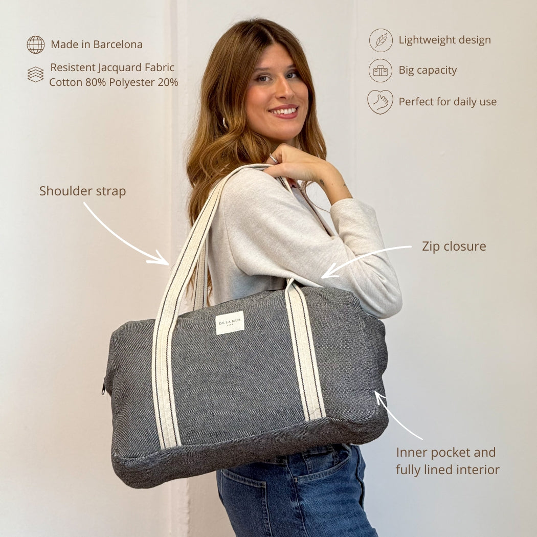 Model carrying the DE LA MUR Sinay sports bag with features infographic and specs