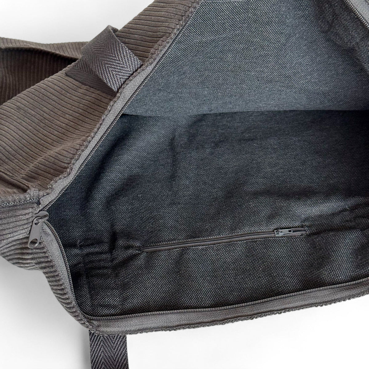 Open DE LA MUR Boni weekender bag showing lined interior with zip pocket