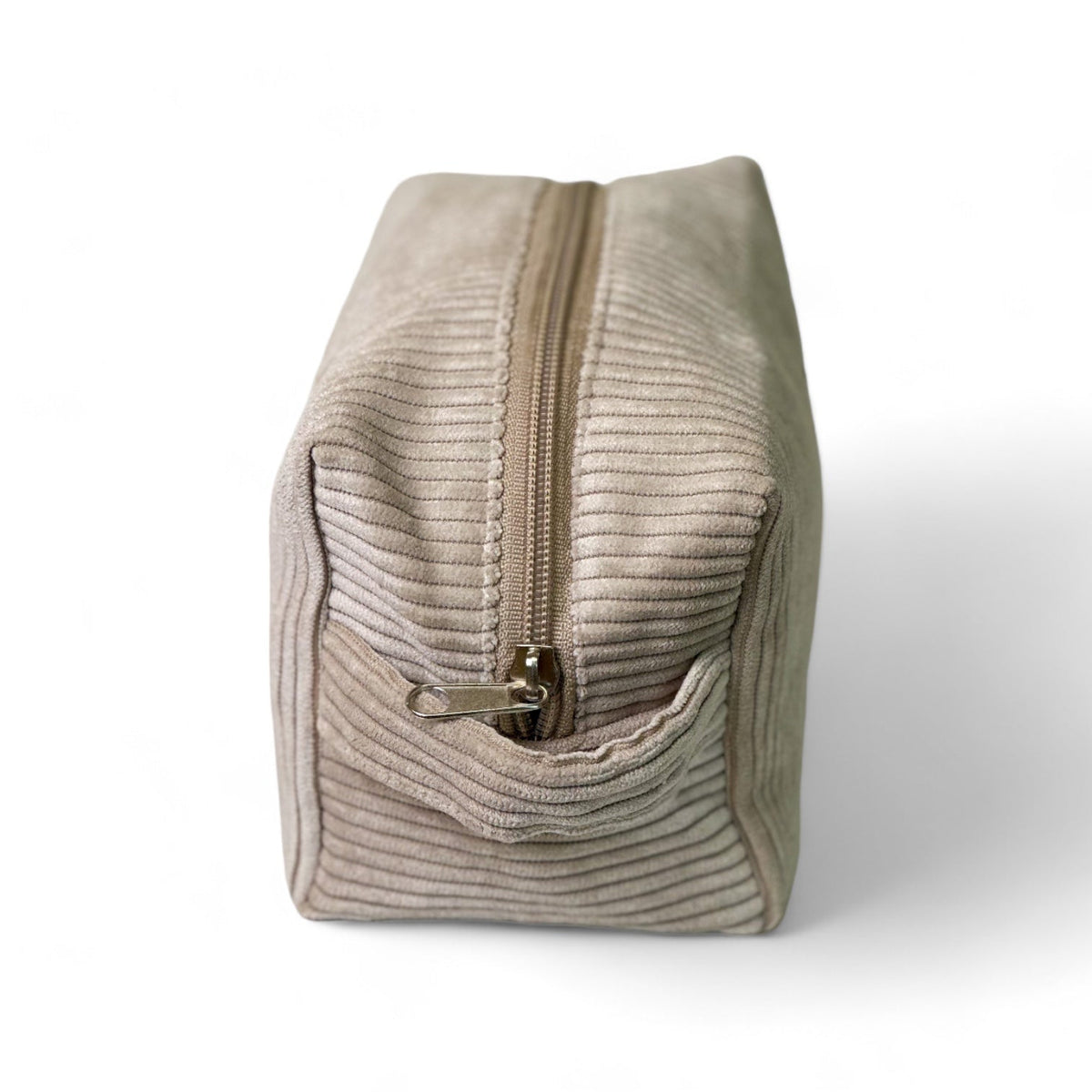 DE LA MUR corduroy squared makeup bag, side view of the zip closure